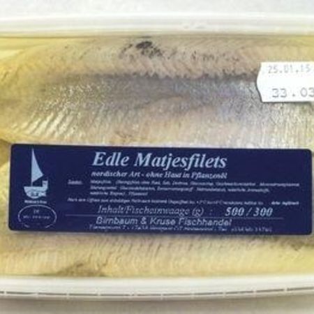 Edle Matjesfilets: In Pflanzenöl eingelegte Matjesfilets nordischer Art in einer Kunststoffverpackung mit blauem Etikett.