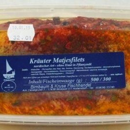 Kräuter Matjesfilets: Matjesfilets ohne Haut in kräftig gewürzter Marinade mit Kräutern in rechteckiger Kunststoffverpackung.