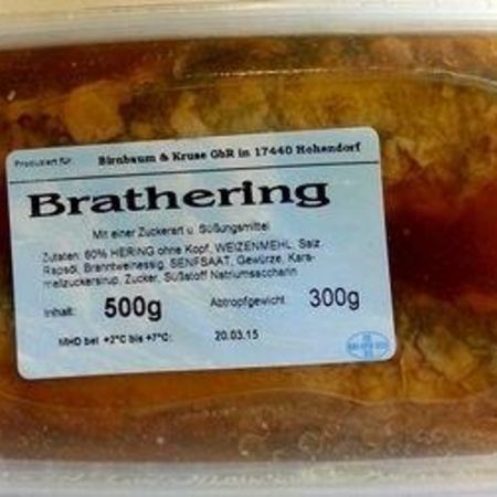 Verpackter Brathering in würziger Marinade in transparenter Kunststoffschale