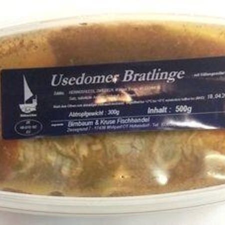 Verpackte Usedomer Bratlinge in Marinade in rechteckiger Plastikschale mit dunklem Etikett