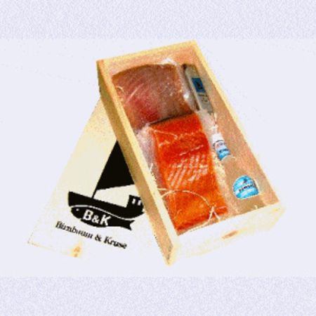 Geschenkbox mit verschiedenen geräucherten Fischfilets