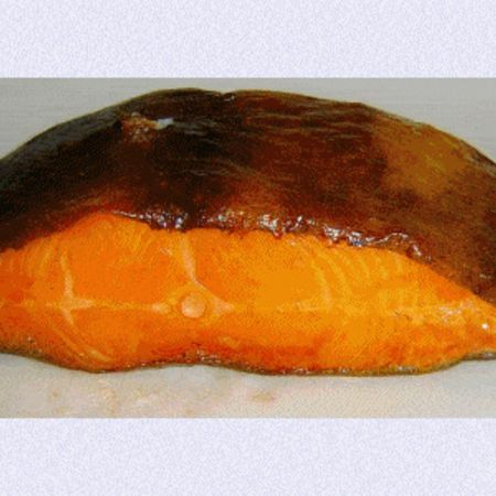 Großes Stück heißgeräucherter Lachs mit dunkler Kruste
