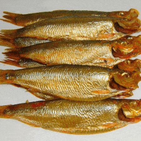 Geräucherte Heringe nebeneinander aufgereiht